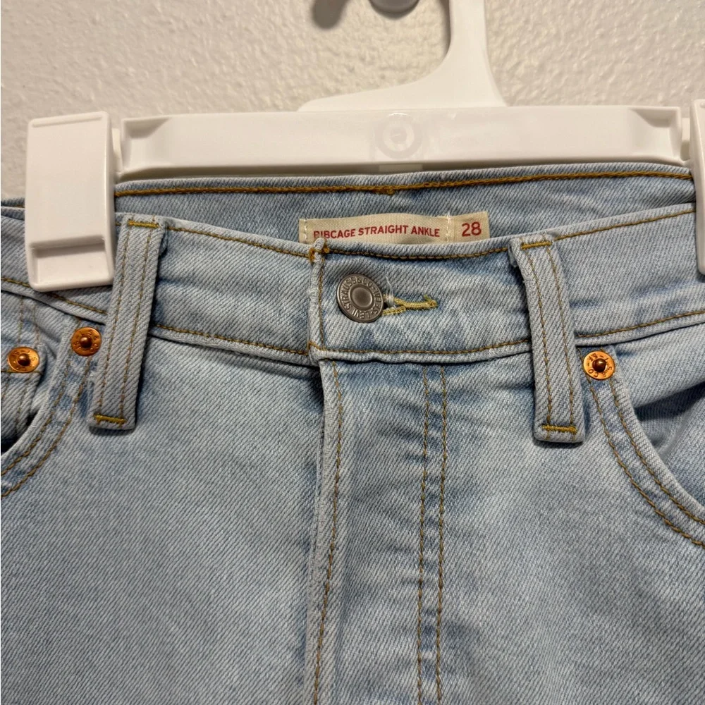 Levi's Light Wash Distressed Ribcage Ankle Jeans Size 28 - Picture 6 of 8